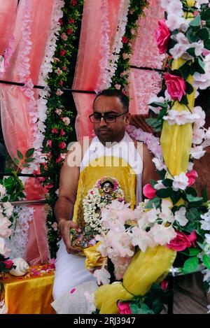 20 août 2023. Bhaktivedanta Manor célèbre ses 50 ans avec une procession de boeufs peints et de vaches, tandis que les dévots de Hare Krishna chantent et dansent leur chemin avec eux. Crédit : Simon King/Alamy Live News Banque D'Images