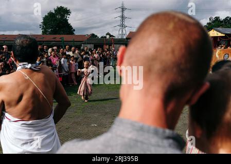 20 août 2023. Bhaktivedanta Manor célèbre ses 50 ans avec une procession de boeufs peints et de vaches, tandis que les dévots de Hare Krishna chantent et dansent leur chemin avec eux. Crédit : Simon King/Alamy Live News Banque D'Images