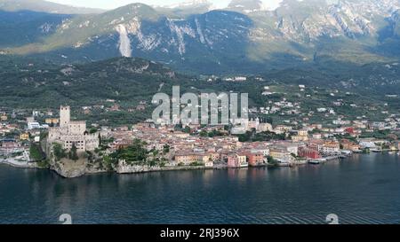 Vue aérienne du château de Malcesine et de son front de mer situé sur les rives du lac de Garde à Vérone, Vénétie, Italie Banque D'Images