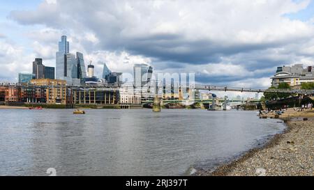 Londres, Royaume-Uni - 28 juillet 2023 ; vue de la ville de Londres sur la Tamise depuis Bankside Beach Banque D'Images