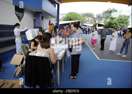 Guayaquil, Équateur. 20 août 2023. (INT) voter pendant les élections en Équateur. 20 août 2023, Guayaquil, Équateur : les Équatoriens exercent leur droit de vote dans différentes parties des universités et collèges de Guayaquil lorsqu'ils votent pour élire un nouveau président pour le pays. Crédit : Alejandro Baque/Thenews2 (photo : Alejandro Baque/Thenews2/Zumapress) (image de crédit : © Alejandro Baque/TheNEWS2 via ZUMA Press Wire) À USAGE ÉDITORIAL SEULEMENT! Non destiné à UN USAGE commercial ! Banque D'Images