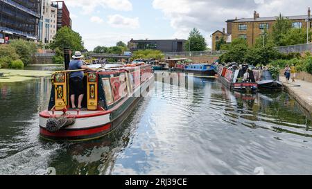 Londres, Royaume-Uni - 29 juillet 2023 ; Angel II du canal Islington bateau sur Regent's Canel en été Banque D'Images