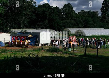 20 août 2023. Bhaktivedanta Manor célèbre ses 50 ans avec une procession de boeufs peints et de vaches, tandis que les dévots de Hare Krishna chantent et dansent leur chemin avec eux. Crédit : Simon King/Alamy Live News Banque D'Images