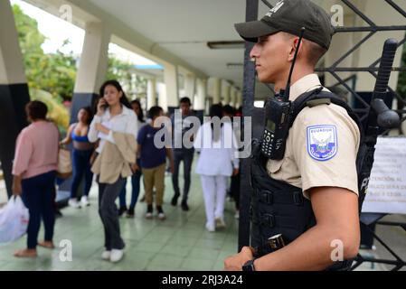 Guayaquil, Équateur. 20 août 2023. (INT) voter pendant les élections en Équateur. 20 août 2023, Guayaquil, Équateur : les Équatoriens exercent leur droit de vote dans différentes parties des universités et collèges de Guayaquil lorsqu'ils votent pour élire un nouveau président pour le pays. Crédit : Alejandro Baque/Thenews2 (photo : Alejandro Baque/Thenews2/Zumapress) (image de crédit : © Alejandro Baque/TheNEWS2 via ZUMA Press Wire) À USAGE ÉDITORIAL SEULEMENT! Non destiné à UN USAGE commercial ! Banque D'Images