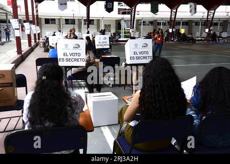 Guayaquil, Équateur. 20 août 2023. (INT) voter pendant les élections en Équateur. 20 août 2023, Guayaquil, Équateur : les Équatoriens exercent leur droit de vote dans différentes parties des universités et collèges de Guayaquil lorsqu'ils votent pour élire un nouveau président pour le pays. Crédit : Alejandro Baque/Thenews2 (photo : Alejandro Baque/Thenews2/Zumapress) (image de crédit : © Alejandro Baque/TheNEWS2 via ZUMA Press Wire) À USAGE ÉDITORIAL SEULEMENT! Non destiné à UN USAGE commercial ! Banque D'Images