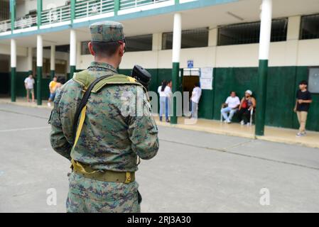 Guayaquil, Équateur. 20 août 2023. (INT) voter pendant les élections en Équateur. 20 août 2023, Guayaquil, Équateur : les Équatoriens exercent leur droit de vote dans différentes parties des universités et collèges de Guayaquil lorsqu'ils votent pour élire un nouveau président pour le pays. Crédit : Alejandro Baque/Thenews2 (photo : Alejandro Baque/Thenews2/Zumapress) (image de crédit : © Alejandro Baque/TheNEWS2 via ZUMA Press Wire) À USAGE ÉDITORIAL SEULEMENT! Non destiné à UN USAGE commercial ! Banque D'Images