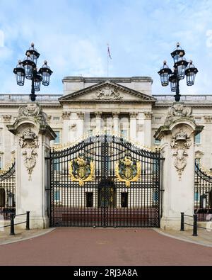 Londres, Royaume-Uni - 29 juillet 2023 ; porte principale du palais de Buckingham fermée devant la résidence royale Banque D'Images