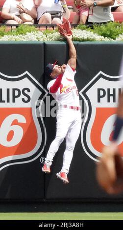 St. Louis, États-Unis. 20 août 2023. St. Richie Palacios, le joueur central de Louis Cardinals, fait un bond en avant en prenant une fuite à domicile loin de New York mets DJ Stewart lors de la deuxième manche au Busch Stadium de St. Louis le dimanche 20 août 2023. Photo de Bill Greenblatt/UPI crédit : UPI/Alamy Live News Banque D'Images