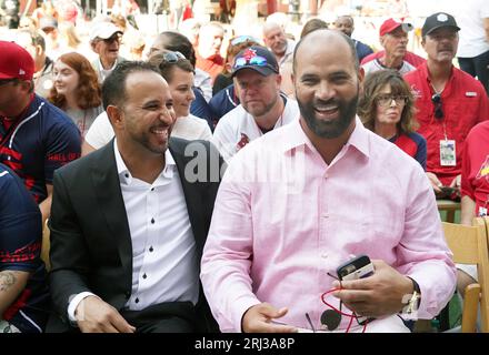 St. Louis, États-Unis. 20 août 2023. Ancien St. Louis Cardinals slugger Albert Pujols (à droite) et Oliver Marmol, entraîneur des Cardinals, partagent un rire avant la cérémonie d'inauguration de l'ancien joueur/entraîneur Jose Oquendo à la St. Louis Cardinals Hall of Fame au ball Park Village à St. Louis le dimanche 20 août 2023. Photo de Bill Greenblatt/UPI crédit : UPI/Alamy Live News Banque D'Images