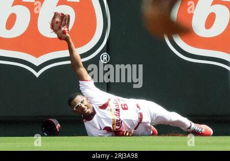 St. Louis, États-Unis. 20 août 2023. St. Richie Palacios, le joueur central de Louis Cardinals, montre le baseball, après avoir fait un bond en avant, en prenant une course à domicile loin de New York mets DJ Stewart en deuxième manche au Busch Stadium de St. Louis le dimanche 20 août 2023. Photo de Bill Greenblatt/UPI crédit : UPI/Alamy Live News Banque D'Images