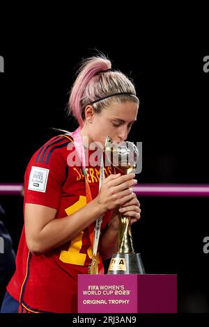 Sydney, Australie, 20 août 2023. L'espagnole Alexia Putellas embrasse le trophée lors de la finale de la coupe du monde féminine entre le Spian et l'Angleterre au Stadium Australia le 20 août 2023 à Sydney, en Australie. Crédit : Damian Briggs/Speed Media/Alamy Live News Banque D'Images