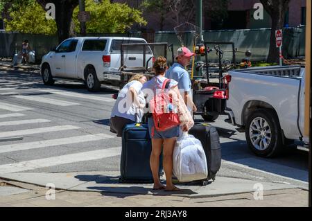 NOUVELLE-ORLÉANS, LA, USA - 17 AOÛT 2023 : mère, père et fille attendent à l'intersection avec des bagages tout en déplaçant la fille à son dortoir Banque D'Images