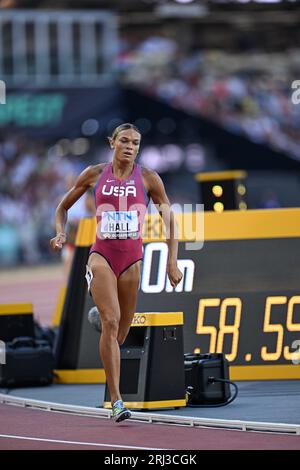 Anna Hall court l'heptathlon de 800 mètres aux Championnats du monde d'athlétisme 2023 à Budapest. Banque D'Images