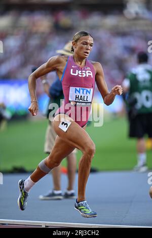 Anna Hall court l'heptathlon de 800 mètres aux Championnats du monde d'athlétisme 2023 à Budapest. Banque D'Images