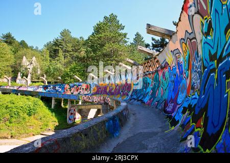 La piste olympique abandonnée de bobsleigh des Jeux Olympiques de 1984 à Sarajevo, Yougoslavie (aujourd’hui Bosnie-Herzégovine) Banque D'Images