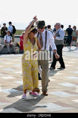 Une vue de la piste de danse, sur la promenade, à Lytham Green, Lytham St Annes, Lancashire Royaume-Uni pendant le festival Wartime Festival 2023 des années 1940 Banque D'Images