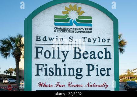 Un panneau de Folly Beach signe de jetée de pêche de Folly Beach juste au sud de Charleston, Caroline du Sud aux États-Unis Banque D'Images