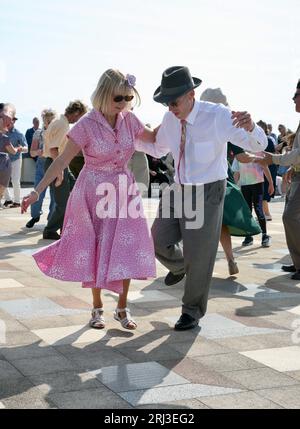 Danse sur le front de mer, pendant le festival de guerre des années 1940, Lytham St Annes, Lancashire Royaume-Uni le dimanche 20 août 2023 Banque D'Images