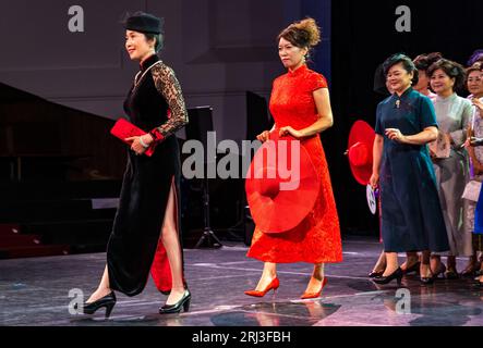 Édimbourg, Écosse, Royaume-Uni, 20 août 2023. Cheongsam Show at Edinburgh Festival Fringe : un défilé de mode produit par le Nichang Upstyle Ladies’ Fashion Club, une organisation chinoise pour les femmes âgées de 40 ans et plus pour leur permettre d’exprimer leur créativité artistique dans la conception de vêtements. Les membres du club de mode âgés de 40-60 ans modélisent leurs tenues sur une passerelle dans une présentation colorée de nouvelles variations sur le traditionnel Cheongsam. Crédit : Sally Anderson/Alamy Live News Banque D'Images