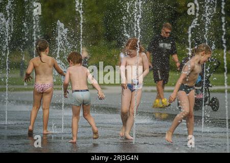 Vilnius, Lituanie. 20 août 2023. Les enfants se rafraichissent dans une fontaine publique à Vilnius. Le temps chaud se poursuit en Lituanie alors que les températures atteignent 32 degrés Celsius. Crédit : SOPA Images Limited/Alamy Live News Banque D'Images