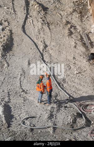 Austin, Texas, États-Unis. 17 août 2023. Les équipes de construction du Texas travaillent à creuser les fondations de deux nouveaux immeubles de bureaux de l'État de cinq et huit étages juste au nord du Capitole du Texas à Austin le 17 août 2023. Les travailleurs travaillent sous une vague de chaleur implacable et record au Texas de plus de 45 jours au-dessus de 100 degrés de température. Le bâtiment ouvrira en 2026 pour consolider plusieurs agences de l'État maintenant dans l'espace loué. (Image de crédit : © Bob Daemmrich/ZUMA Press Wire) USAGE ÉDITORIAL SEULEMENT! Non destiné à UN USAGE commercial ! Banque D'Images