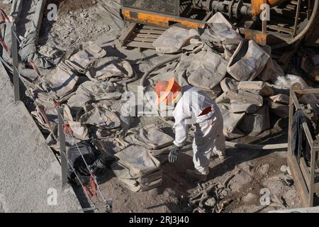 Austin, Texas, États-Unis. 17 août 2023. Les équipes de construction du Texas travaillent à creuser les fondations de deux nouveaux immeubles de bureaux de l'État de cinq et huit étages juste au nord du Capitole du Texas à Austin le 17 août 2023. Les travailleurs travaillent sous une vague de chaleur implacable et record au Texas de plus de 45 jours au-dessus de 100 degrés de température. Le bâtiment ouvrira en 2026 pour consolider plusieurs agences de l'État maintenant dans l'espace loué. (Image de crédit : © Bob Daemmrich/ZUMA Press Wire) USAGE ÉDITORIAL SEULEMENT! Non destiné à UN USAGE commercial ! Banque D'Images