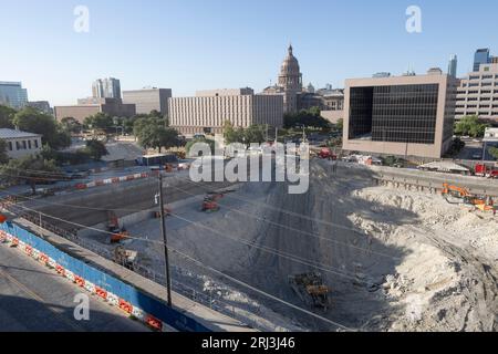 Austin, Texas, États-Unis. 17 août 2023. Les équipes de construction du Texas travaillent à creuser les fondations de deux nouveaux immeubles de bureaux de l'État de cinq et huit étages juste au nord du Capitole du Texas à Austin le 17 août 2023. Les travailleurs travaillent sous une vague de chaleur implacable et record au Texas de plus de 45 jours au-dessus de 100 degrés de température. Le bâtiment ouvrira en 2026 pour consolider plusieurs agences de l'État maintenant dans l'espace loué. (Image de crédit : © Bob Daemmrich/ZUMA Press Wire) USAGE ÉDITORIAL SEULEMENT! Non destiné à UN USAGE commercial ! Banque D'Images