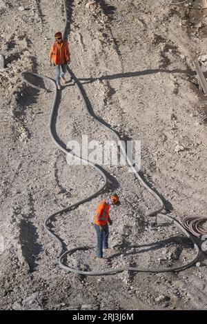 Austin, Texas, États-Unis. 17 août 2023. Les équipes de construction du Texas travaillent à creuser les fondations de deux nouveaux immeubles de bureaux de l'État de cinq et huit étages juste au nord du Capitole du Texas à Austin le 17 août 2023. Les travailleurs travaillent sous une vague de chaleur implacable et record au Texas de plus de 45 jours au-dessus de 100 degrés de température. Le bâtiment ouvrira en 2026 pour consolider plusieurs agences de l'État maintenant dans l'espace loué. (Image de crédit : © Bob Daemmrich/ZUMA Press Wire) USAGE ÉDITORIAL SEULEMENT! Non destiné à UN USAGE commercial ! Banque D'Images