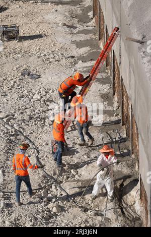 Austin, Texas, États-Unis. 17 août 2023. Les équipes de construction du Texas travaillent à creuser les fondations de deux nouveaux immeubles de bureaux de l'État de cinq et huit étages juste au nord du Capitole du Texas à Austin le 17 août 2023. Les travailleurs travaillent sous une vague de chaleur implacable et record au Texas de plus de 45 jours au-dessus de 100 degrés de température. Le bâtiment ouvrira en 2026 pour consolider plusieurs agences de l'État maintenant dans l'espace loué. (Image de crédit : © Bob Daemmrich/ZUMA Press Wire) USAGE ÉDITORIAL SEULEMENT! Non destiné à UN USAGE commercial ! Banque D'Images