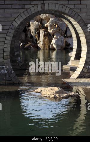 Architecture de paysage de style traditionnel chinois - porte de lune dans le parc, nord de la chine Banque D'Images