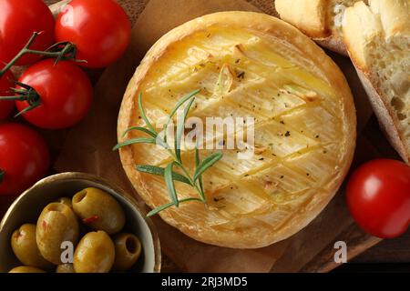 Savoureux fromage brie cuit au four servi à bord, vue de dessus Banque D'Images