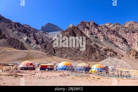 Confluencia base Camp tentes dômes et aire de camping, Parc provincial du Mont Aconcagua, Mendoza Argentine. Horcones Climbing route Andes Mountains Banque D'Images