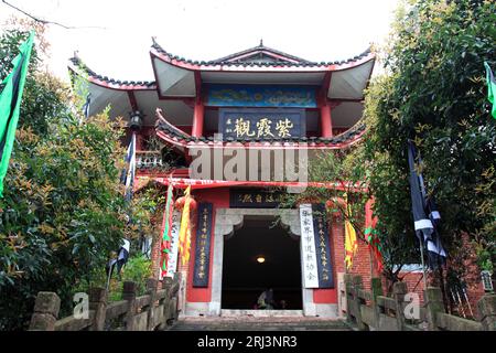 Zhangjiajie Scenic Area, avril 13 : paysage des bâtiments de la porte du temple taoïste ZiXia dans la zone pittoresque de Zhangjiajie le 13 avril 2012, ville de Zhangjiajie, Hunan, Banque D'Images