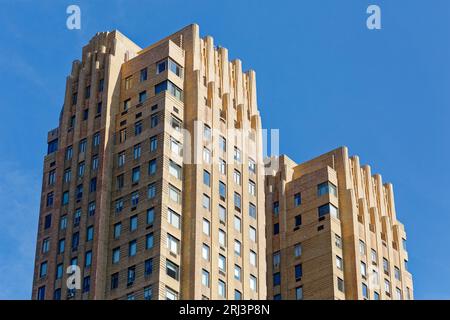 Majestic Apartments atteint son style Art déco grâce à une maçonnerie polychrome, un peu comme Century Apartments de l'architecte Irwin Chanin, à neuf pâtés de maisons au sud. Banque D'Images