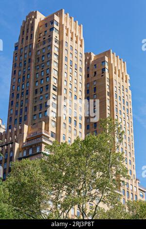 Majestic Apartments atteint son style Art déco grâce à une maçonnerie polychrome, un peu comme Century Apartments de l'architecte Irwin Chanin, à neuf pâtés de maisons au sud. Banque D'Images