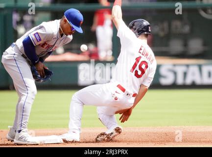 St. Louis, États-Unis. 20 août 2023. St. Louis Cardinals Tommy Edman vole la deuxième base tandis que New York mets Francisco Lindor tente de faire la prise en première manche au Busch Stadium à St. Louis le dimanche 20 août 2023. Photo de Bill Greenblatt/UPI crédit : UPI/Alamy Live News Banque D'Images