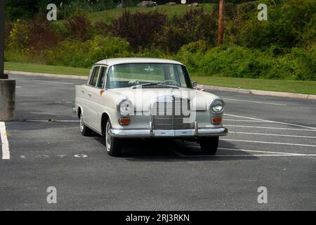 Une Mercedes Benz vintage dans le parking de Harrahs Cherokee Casino North Carolina 2009 Banque D'Images