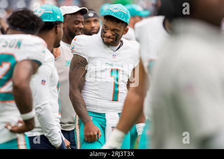 19 août 2023 : quart-arrière des Dolphins de Miami Tua Tagovailoa (1) avant un match de pré-saison entre les Dolphins de Miami et les Texans de Houston à Houston, Texas. Trask Smith/CSM Banque D'Images