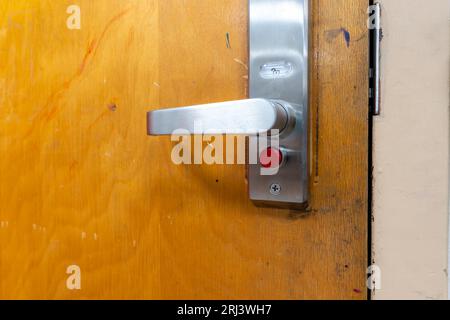 Ouvrez la porte de la salle de classe avec une nouvelle quincaillerie de porte avec des verrous de sécurité pour un verrouillage. Banque D'Images