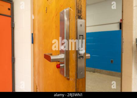 Ouvrez la porte de la salle de classe avec une nouvelle quincaillerie de porte avec des verrous de sécurité pour un verrouillage. Banque D'Images