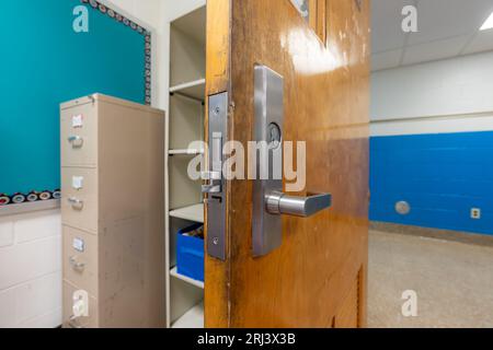 Ouvrez la porte de la salle de classe avec une nouvelle quincaillerie de porte avec des verrous de sécurité pour un verrouillage. Banque D'Images