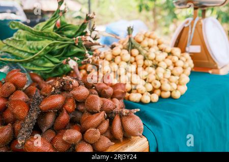 Une gamme vibrante de fruits frais à vendre sur le marché de la province de Loei, Thaïlande Banque D'Images