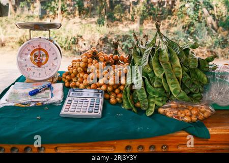 Une gamme vibrante de fruits frais à vendre sur le marché de la province de Loei, Thaïlande Banque D'Images