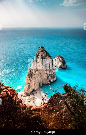 Un plan vertical de rochers dans la mer, soleil matinal sur la mer Méditerranée. Falaise avec plage de sable sur Zakynthos Banque D'Images