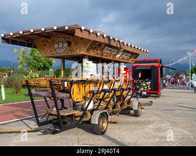 Batumi, Géorgie. 08.13.2023 Bar à bière mobile. Remorque avec alcool. Stall au festival. Conception intéressante de remorque de nourriture Banque D'Images