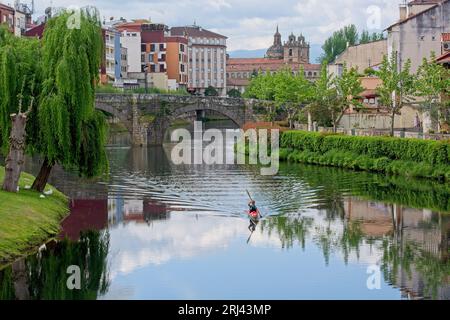 Une vue du Rio Cabe dans la ville de Monforte de Lemos au printemps Banque D'Images