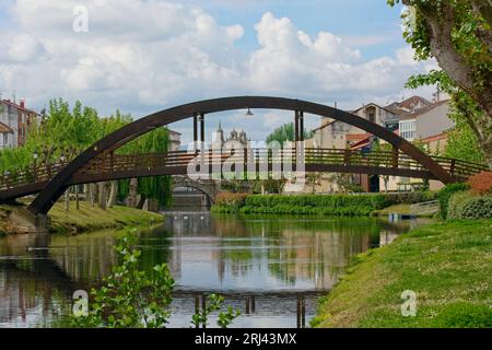 Une vue panoramique d'un pont traversant la rivière Rio Cabe à Monforte de Lemos, Espagne Banque D'Images