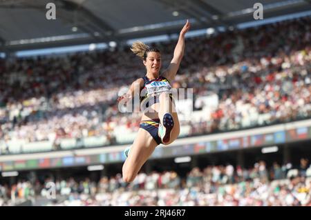 Budapest, Hongrie. 20 août 2023. Alina Rotaru-Kottmann, de Roumanie, participe à la finale de saut en longueur féminin des Championnats du monde d'athlétisme Budapest 2023 à Budapest, Hongrie, le 20 août 2023. Crédit : Li Ming/Xinhua/Alamy Live News Banque D'Images