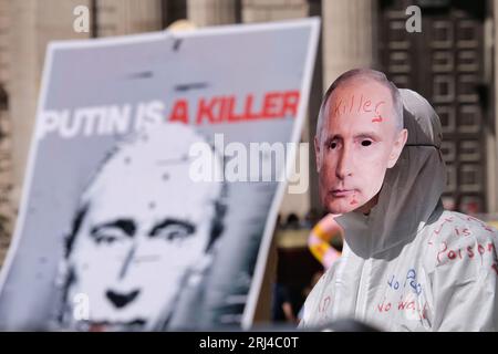 Londres, Royaume-Uni. 20 août 2023. Un homme portant un masque de Vladamir Poutine lors d'une manifestation contre le président russe. La manifestation a eu lieu à l'occasion du troisième anniversaire de l'empoisonnement Novichok du chef de l'opposition russe Alexei Navalny lors d'un vol intérieur. Les partisans qui participent aux rassemblements mondiaux "Poutine est un tueur" appellent à la liberté de Navalny, qui devrait purger trois décennies de prison, après que les autorités ont ajouté 19 ans de prison en plus d'une peine existante plus tôt ce mois-ci. Crédit : Photographie de onzième heure / Alamy Live News Banque D'Images