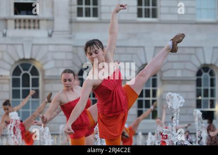 Londres, Royaume-Uni. 20 août 2023. Un groupe de 22 danseurs interprètent contrepoint - une pièce spécialement chorégraphiée par Shobana Jeyasingh, pour les fontaines de la cour de Somerset House, combinant les styles de danse classique contemporaine et indienne. Les représentations font partie du festival Inside Out Arts du Westminster Council, qui se déroule tout au long du mois d'août. Crédit : Photographie de onzième heure / Alamy Live News Banque D'Images